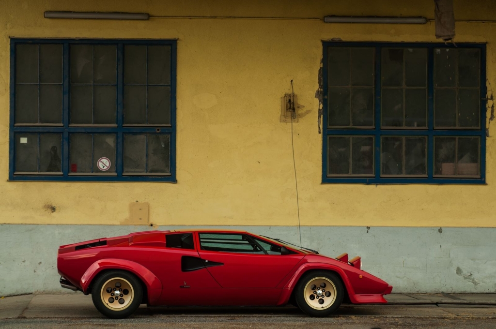 Wingless red Lamborghini Countach